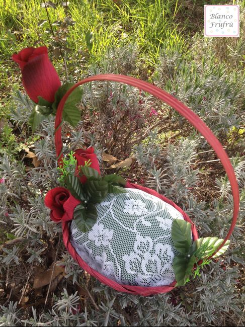 cesta roja de rosas y encaje