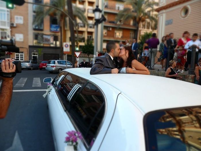 Novios en el coche