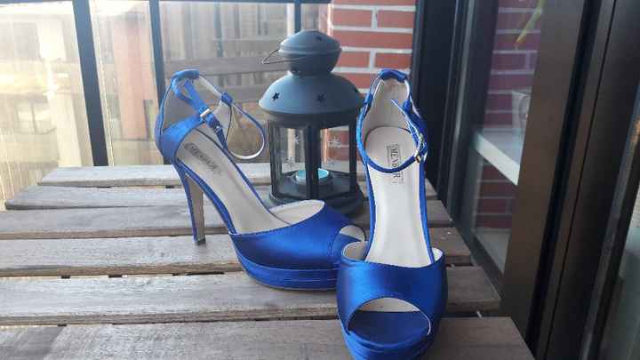 Vestido blanco, zapatos azules - 1
