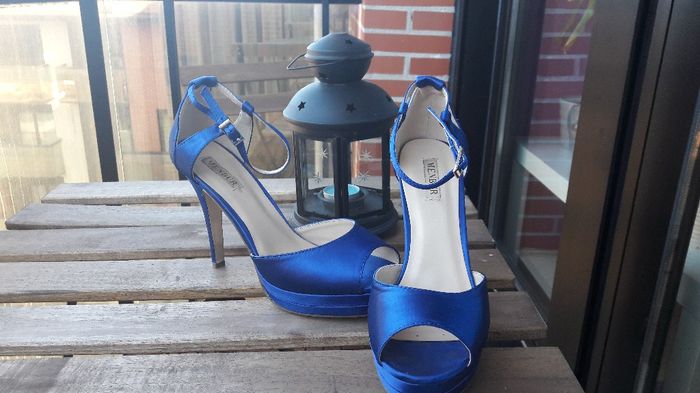 Vestido blanco, zapatos azules - 1