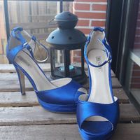 Vestido blanco, zapatos azules - 1