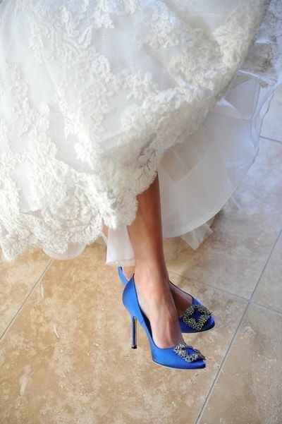 Vestido blanco, zapatos azules - 1