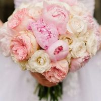 ramo rosas y peonías