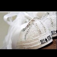 Converse con brillantes y cordones de lazo