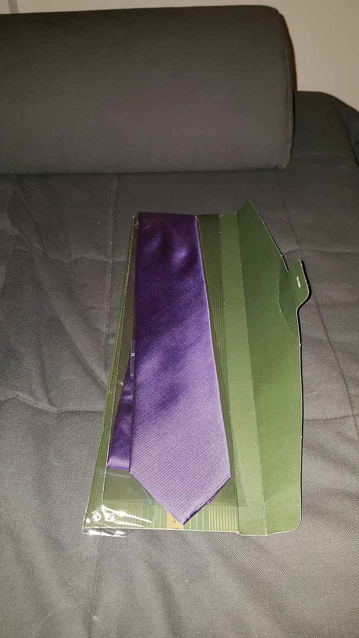 Regalo de corbata a los damos de honor y pin de mano del rey