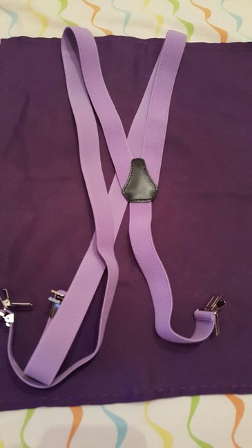 Padrino en la ceremonia simbólica, pañuelo morado, pajarita morada,