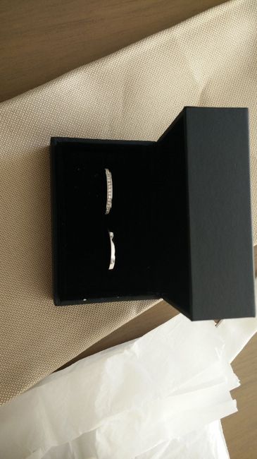 Hola, ¿cómo son o serán vuestras alianzas?  ¿las compráis en joyería física o online? de oro blanco/