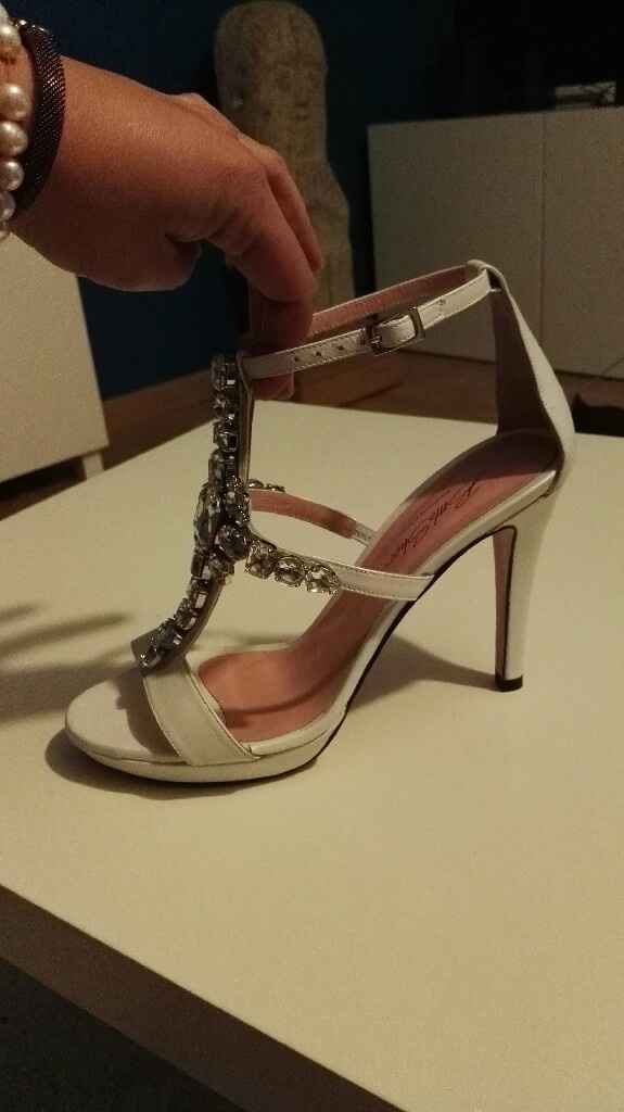 Encantada con mis sandalias b - 1