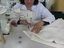 modista arreglando vestido