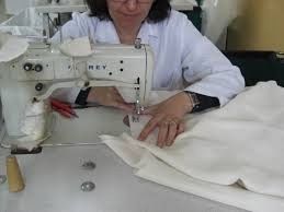 modista arreglando vestido