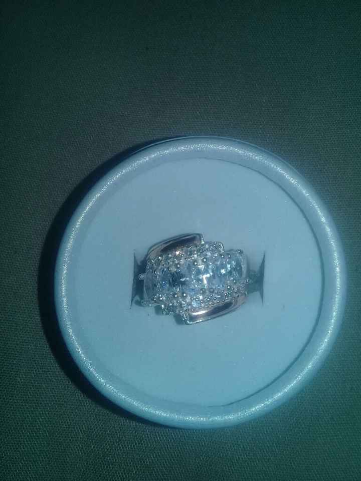 Dicen que mi anillo no parece de compromiso - 1