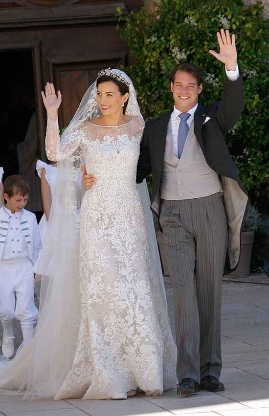 Los novios, saludan a la salida de la basílica, ya convertidos en marido y mujer