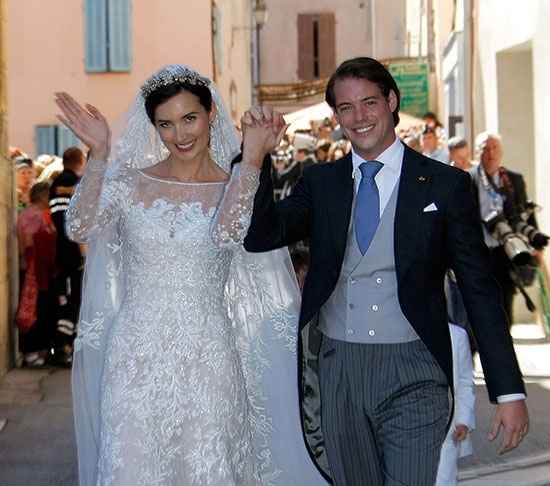 Félix y Claire recorrieron las calles del pequeño pueblecito de la Provenza donde se celebró el enla