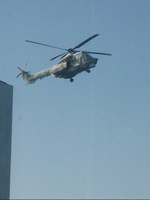 helicoptero intentando evacuar a un pasajero