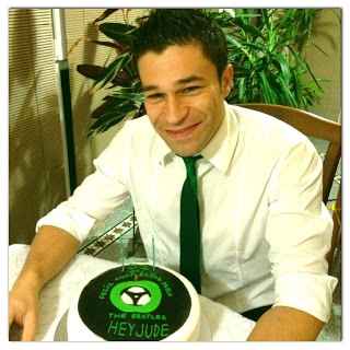 Mi marido soplando las velas