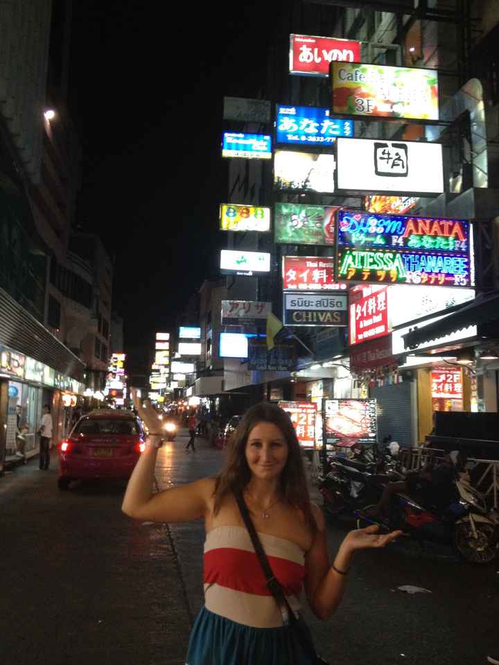 En el mercadillo nocturno de Patpong en Bangkok