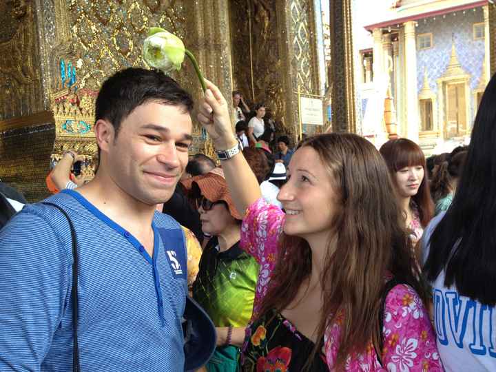 Bendiciendo con la flor de loto y agua bendita en el Gran Palacio de Bangkok