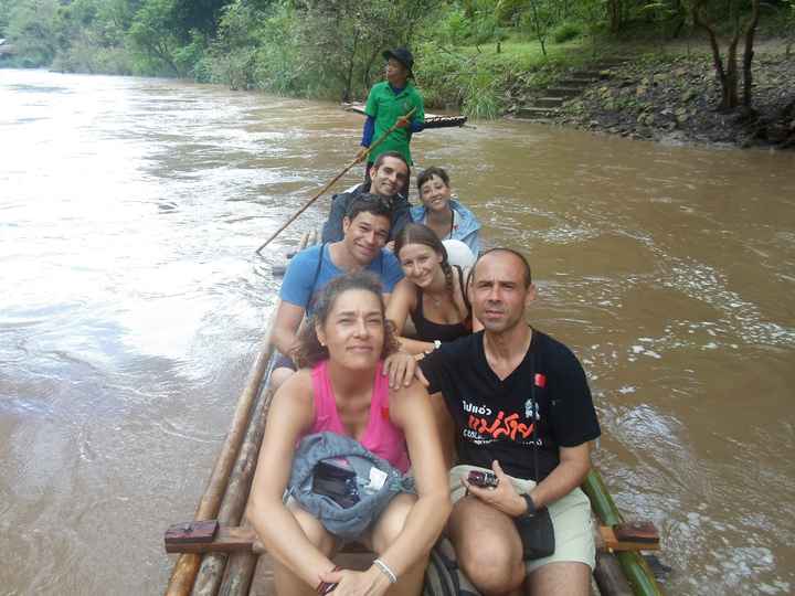 Descenso en balsa de bambú por el río Mae en Chiang Mai