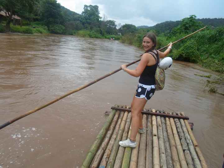 Guiando la balsa de bambú sobre el río Mae en Chiang Mai