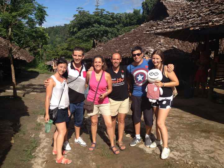 Con nuestro amigos en la â€œTribu Padaungâ€ en Chiang Mai