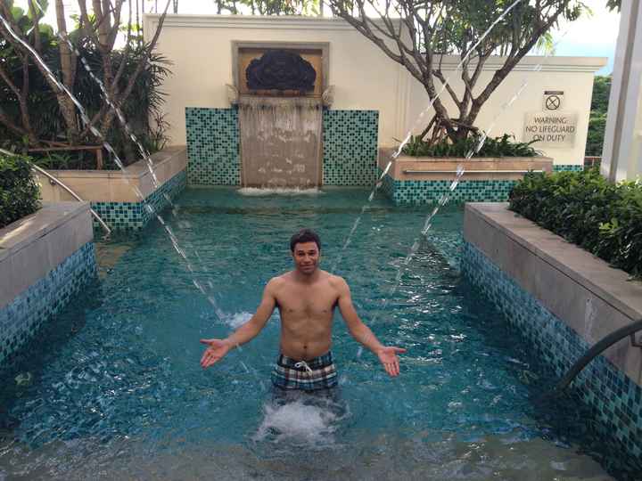 En la piscina del Le Meridien Chiang Rai Hotel