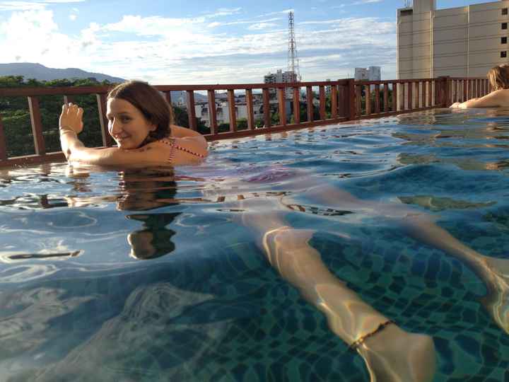 En la piscina del Le Meridien Chiang Mai Hotel