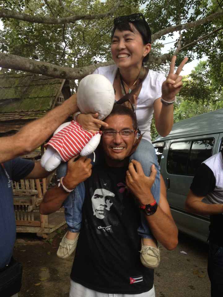 Despedida de nuestra guia en la granja de orquídeas en Chiang Mai