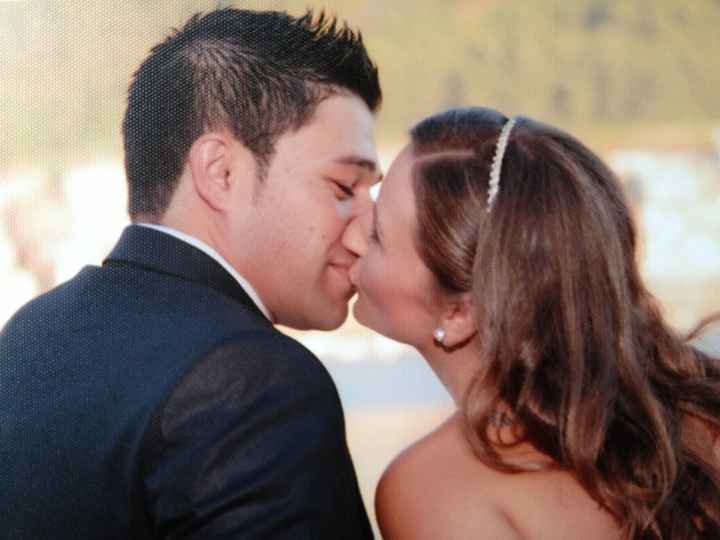 El beso de la tranquilidad en el postboda
