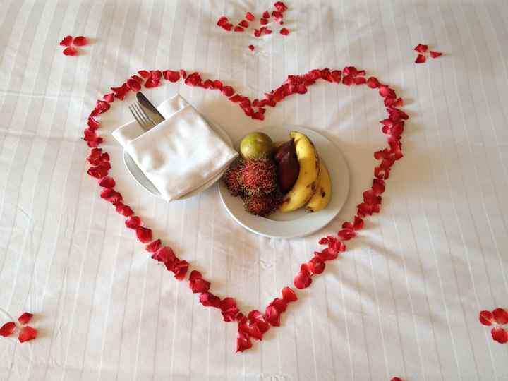 Frutas y pétalos de regalo en el Mövenpick Resort 