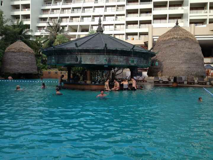 En la piscina del Mövenpick Resort 