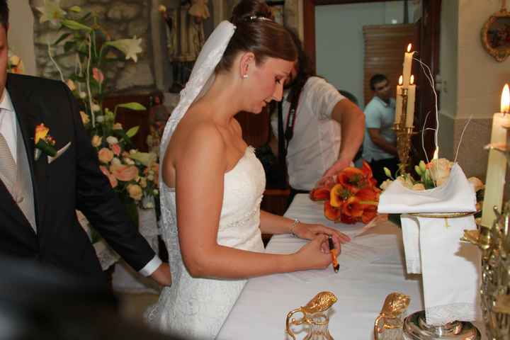 Firmando en la capilla