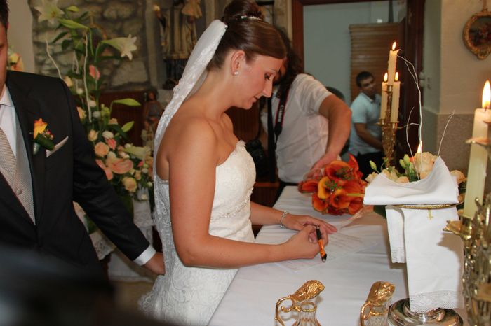 Firmando en la capilla