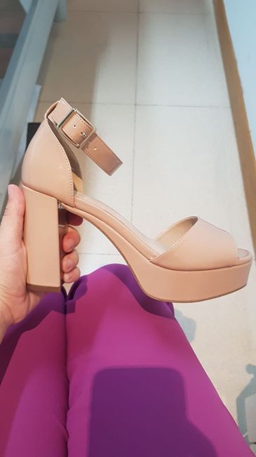 Chicas vosotras os habéis comprado un zapato de recambio para el día B? - 1