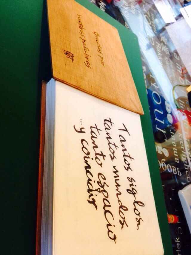 Chapas personalizadas y libro de firmas - 2