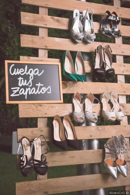 Donde pueden dejar los zapatos las invitadas al ponerse manoletinas? - 1