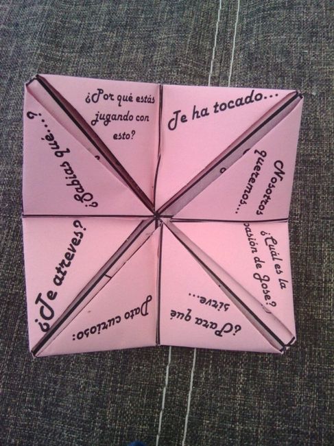 Nuestras nuevas manualidades: saxofon de huellas y comecocos - 1