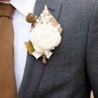 Traje gris con corbata marrón
