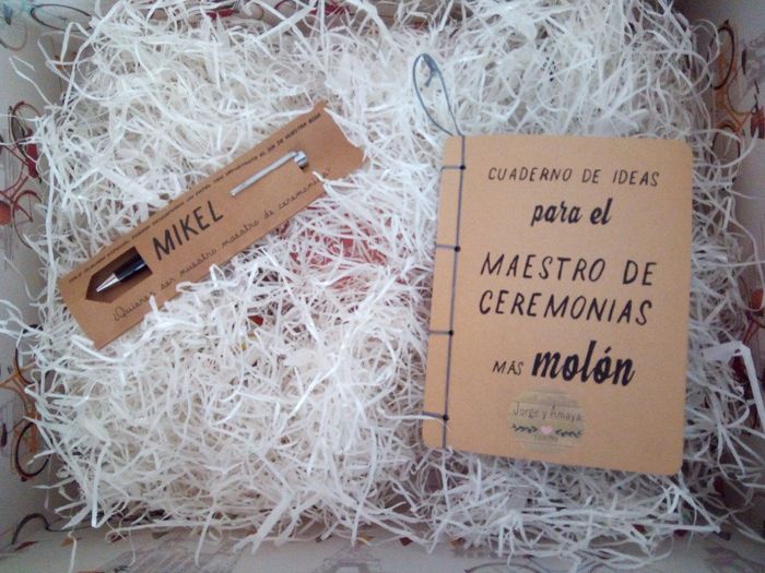 Boli personalizado y cuaderno de ideas para que se apunte el discurso y lo lleve a la boda