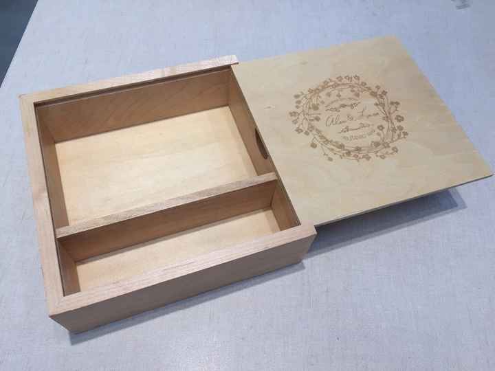 Caja y USB en madera 