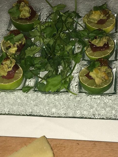 Ceviche de atún con aguacate.