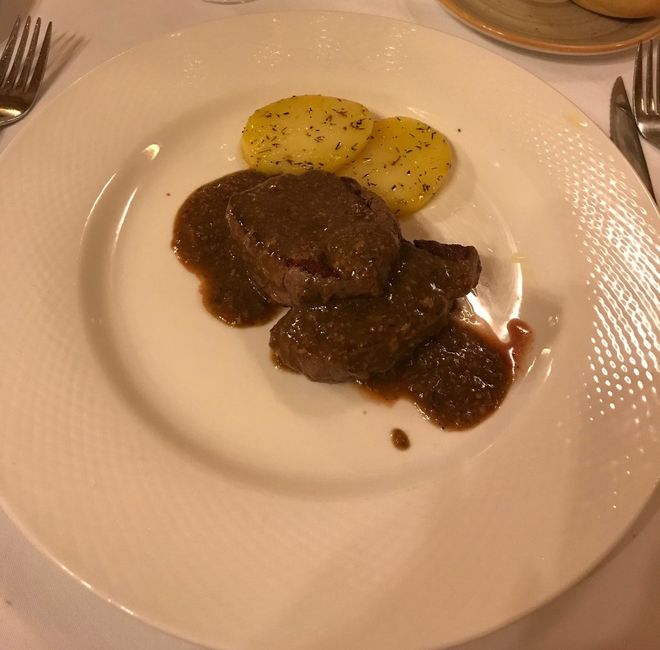 CARNE - Solomillo de vacuno en medallones con setas y patatas al tomillo