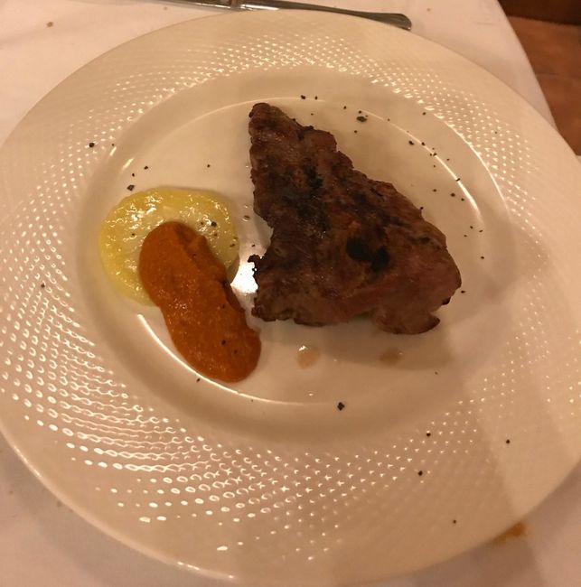 CARNE - Pluma ibérica a la parrilla con patatas asadas con romesco.