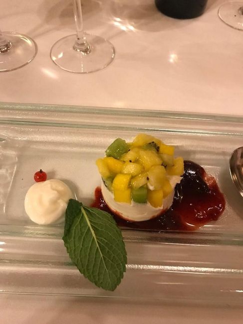 Semifrío de yogur con mango, piña y kiwi, con nube de limón sobre mojito de fresas.