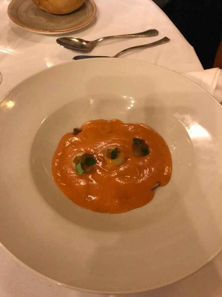 PRIMER PLATO - Salmorejo con taquitos de jamón, brotes tiernos, perlas melón