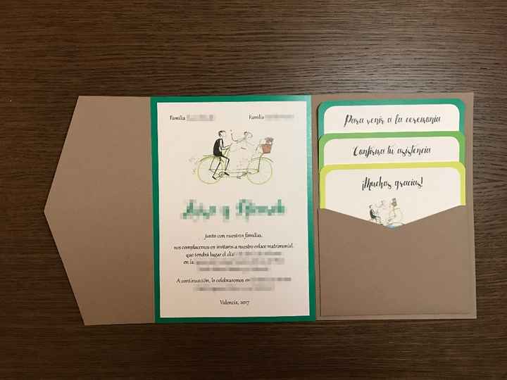 invitación con las tarjetas en el bolsillo