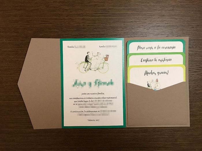 invitación con las tarjetas en el bolsillo