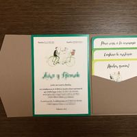 invitación con las tarjetas en el bolsillo