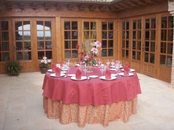 picnic rojo y madera
