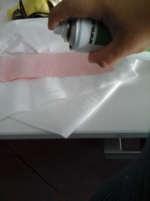 pulverizar la cola en spray en la tira de papel