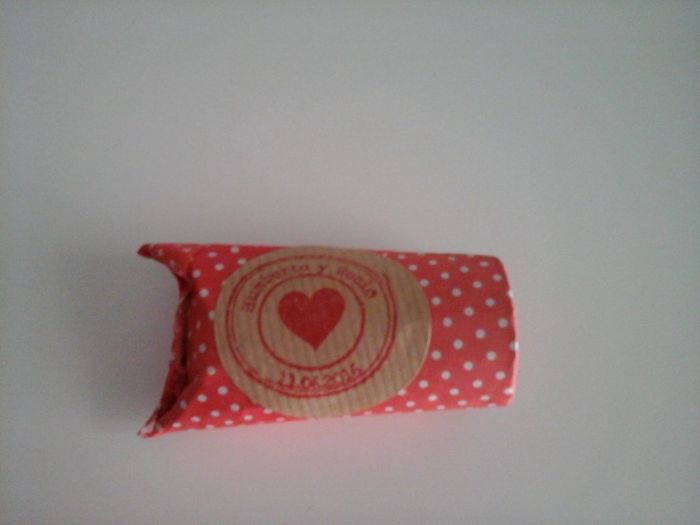 yo le he puesto esta pegaina de kraft con el estampado d uno de nuestros sellos. 